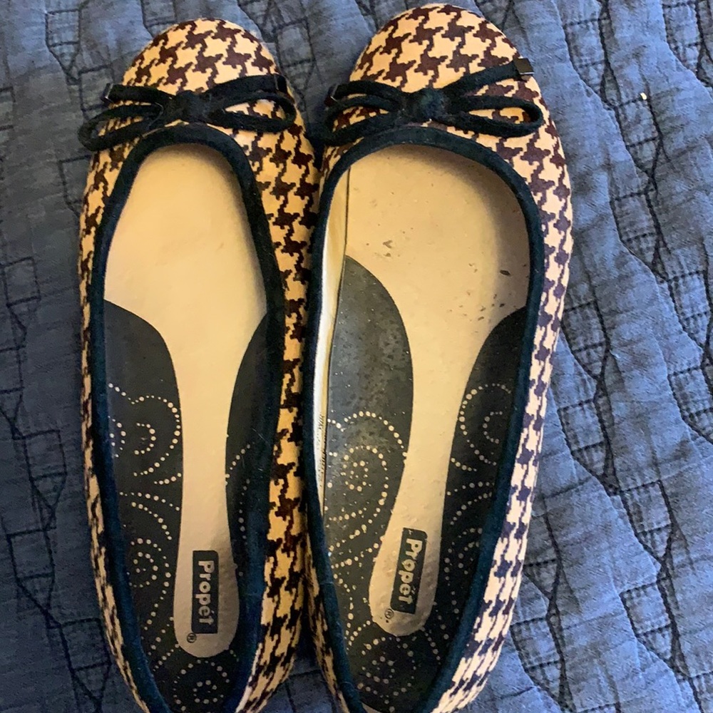 7.5w Propet flats with tan and black herringbone